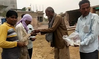 दिव्यांग बुजुर्ग व्यक्ति को 35 साल बाद भूमि विवाद मामले में मिला न्याय, बुजुर्ग बोला सत्य की जीत हुई हैं, भूमाफियाओं की हुई  है हार, दिव्यांग बुजुर्ग ने पतासे खिलाकर जताई खुशी