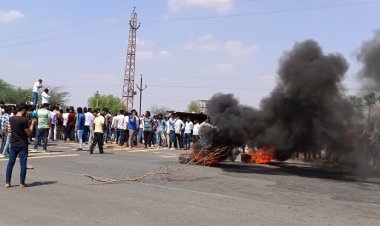 सुजानगढ़ को जिला नहीं बनाने को लेकर टायर जलाकर किया विरोध प्रदर्शन