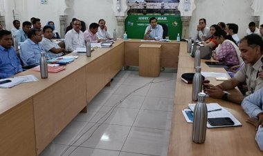 जिला कलक्टर ने ली साप्ताहिक समीक्षा बैठक