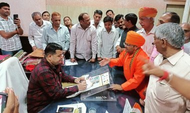 आयुक्त का किया घेराव ओर दर्ज कराया विरोध - शहर में कचरा ओर आवारा पशुओं के जमावडे से परेशान हुए अलवरवासी