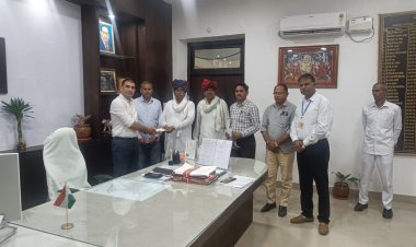 विद्यालय विकास के लिए ग्रामीणों ने जिला कलक्टर को सौंपा