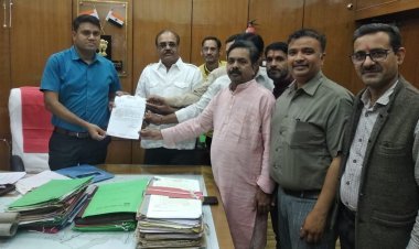 विप्र फाउंडेशन ने नगर विकास न्यास में सौंपा ज्ञापन - ब्राह्मण छात्रावास एवं शिक्षण संस्थान हेतु भूमि आवंटन की रखी मांग