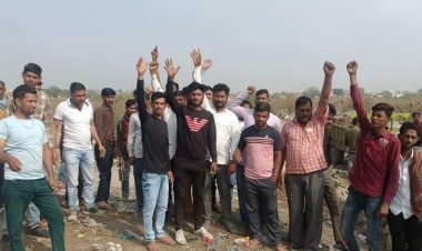 नगरपालिका के ऑटो द्वारा घरों के पास कचरा डालने का विरोध, वार्ड के लोगों ने ऑटो को मौके पर रोककर किया प्रदर्शन