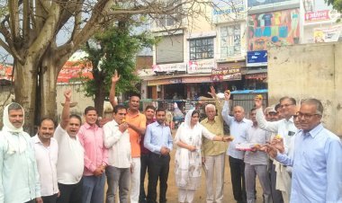 भाजपा प्रदेश अध्यक्ष सीपी जोशी को बनाए जाने पर कार्यकर्ताओं ने बांटी मिठाईयां