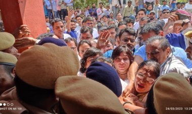 डॉक्टर्स कलक्ट्रेट पहुंचे, किया विरोध प्रदर्शन - कलक्टर ने हॉस्पिटल की चाबी नहीं ली तो नाराज हुए डॉक्टर