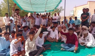 ग्रामीणों ने दूसरे दिन भी ताला लगाकर किया विरोध प्रदर्शन, मांगे नहीं मानने पर मेगा हाईवे जाम की दी चेतावनी