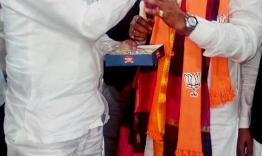 नवनियुक्त भाजपा प्रदेशाध्यक्ष को पुष्पगुच्छ भेंट कर और मिठाई खिला कर दी शुभकामनाएं 