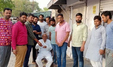 भगवा रैली को लेकर कस्बे में पीले चावल देकर दिया निमंत्रण