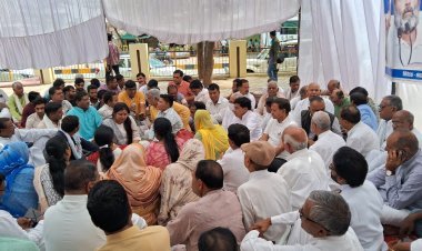 कांग्रेस कार्यकर्ताओं ने किया सत्याग्रह, जताया आक्रोश