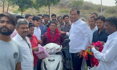 मंत्री गुढा ने दिव्यांगजनो को स्कुटी वितरित की..