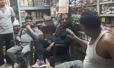 दो दुकानों के टूटे ताले