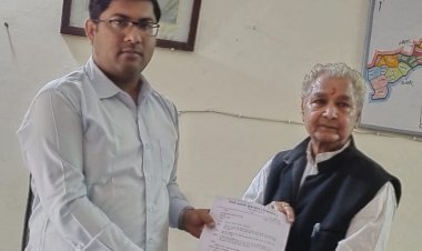 सीएम के नाम दिया तहसीलदार को ज्ञापन