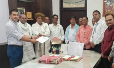 मुख्यमंत्री जन सहभागिता योजना के तहत  बनोटा के ग्रामीणों ने विद्यालय विकास हेतु  5 लाख 50 हजार का चैक कलेक्टर को दिया ।