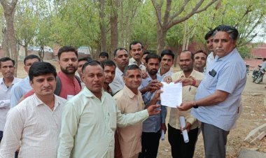 विद्यालय सहायकों ने आईडी बनाने व मानदेय भुगतान करने के लिए सौपा ज्ञापन