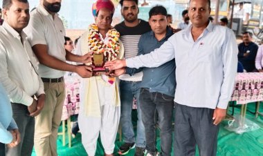 सेवानिवृत्त पर  युवामण्डल द्वारा शोल व स्मृति चिन्ह भेंट