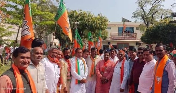 भाजयुमो के कार्यकर्ता प्रदर्शन में हुए शामिल