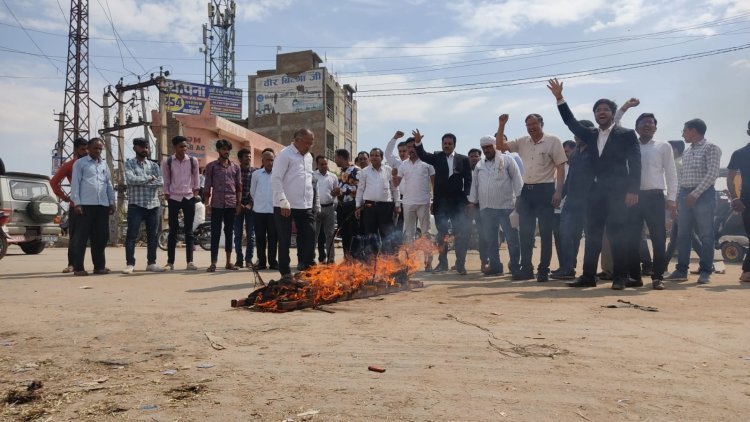 एडवोकेट प्रोटेक्शन लागू करने की मांग को लेकर वकीलों का धरना 9 दिन भी जारी, मुख्यमंत्री का पुतला जलाकर अधिवक्ताओं ने किया विरोध प्रदर्शन 