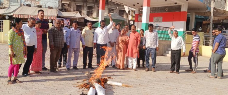 मुख्यमंत्री का पुतला फूंककर की नारेबाजी