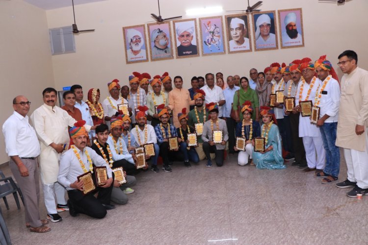 प्रतिभाओं का सम्मान करना समाज दायित्व