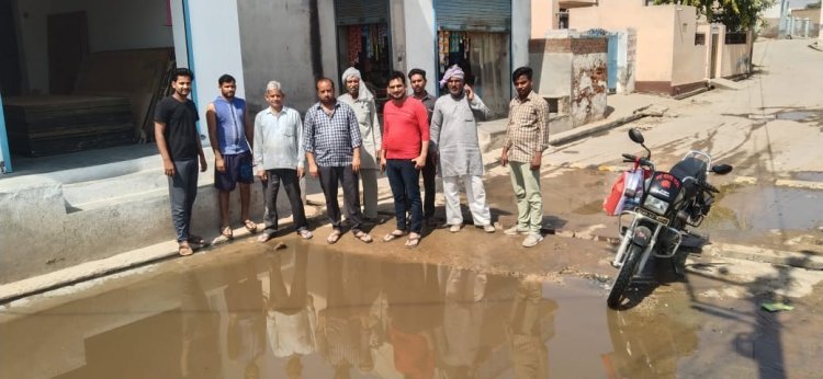 सड़क पर पड़ा गंदा पानी, लोगों का घर से बाहर निकलना हुआ दुश्वार