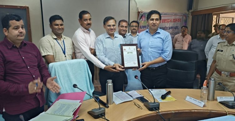 जिला कलक्टर ने संवेदनशील रहकर त्वरित समाधान करने के दिए निर्देश