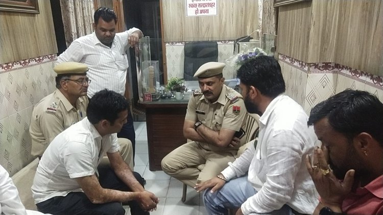 नगरपालिका वार्ड पार्षद पेट्रोल की बोतल लेकर पहुंचा पालिका, ईओ के चेंबर के लगाया ताला, सूचना के बाद पुलिस पहुंची मौके पर