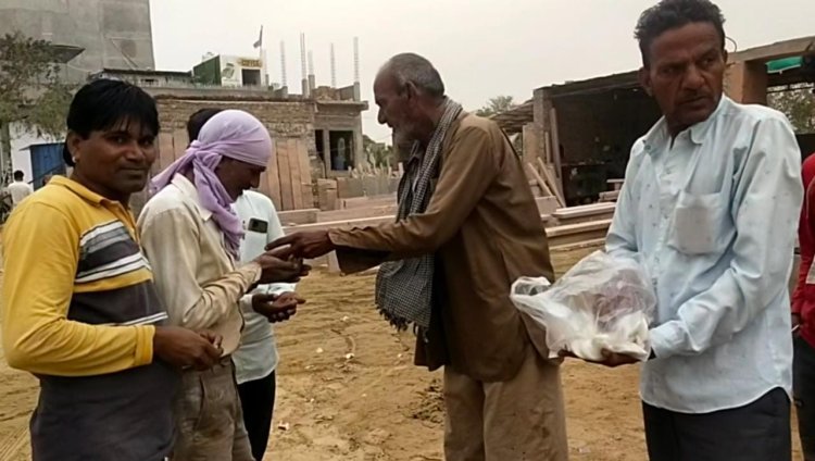 दिव्यांग बुजुर्ग व्यक्ति को 35 साल बाद भूमि विवाद मामले में मिला न्याय, बुजुर्ग बोला सत्य की जीत हुई हैं, भूमाफियाओं की हुई  है हार, दिव्यांग बुजुर्ग ने पतासे खिलाकर जताई खुशी