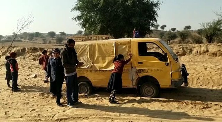 हडियाल से तारानगर सड़क का नवीनीकरण शीघ्र करवाने की मांग को लेकर एसडीएम कार्यालय में सौंपा गया ज्ञापन