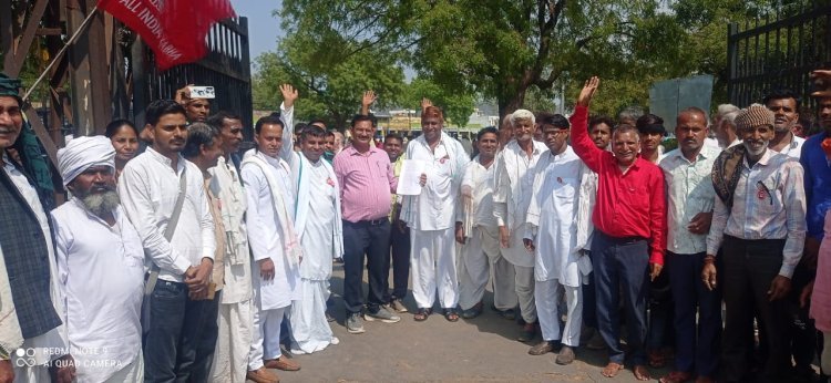 किसान सभा द्वारा कृषि मंडी गेट पर सभा और प्रदर्शन