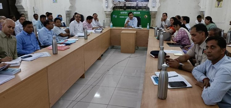 जिला कलक्टर ने ली साप्ताहिक समीक्षा बैठक