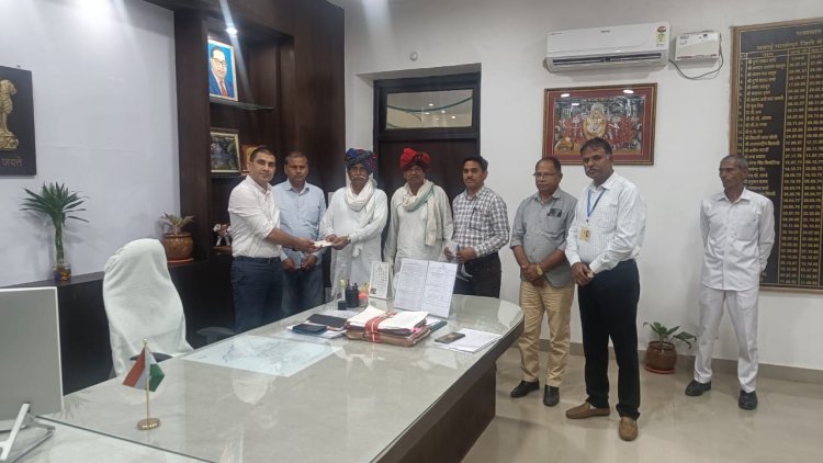 विद्यालय विकास के लिए ग्रामीणों ने जिला कलक्टर को सौंपा