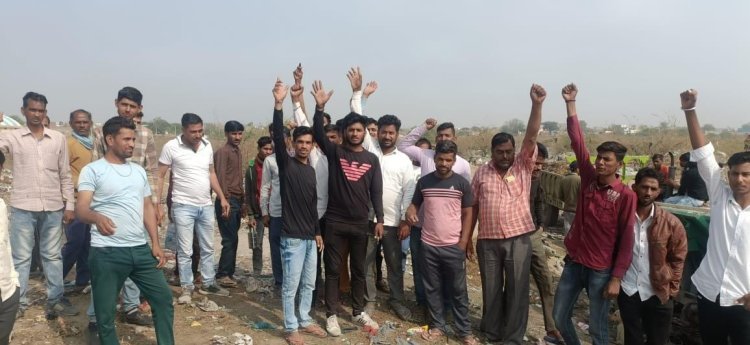 नगरपालिका के ऑटो द्वारा घरों के पास कचरा डालने का विरोध, वार्ड के लोगों ने ऑटो को मौके पर रोककर किया प्रदर्शन