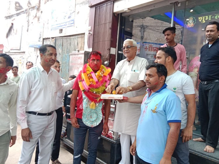 मेडल जीतकर राजगढ़ पहुंचने पर एथलीट रोहतास का भव्य स्वागत