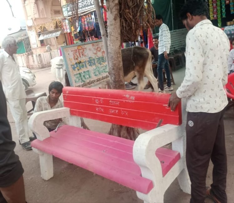मन्दिर ट्रस्ट सचिव की तानाशाही,श्रद्धालुओं के बैठने की बेंचों को बेवजह हटाया