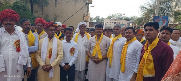 मीन भगवान की शोभायात्रा का पुष्प वर्षा कर किया स्वागत