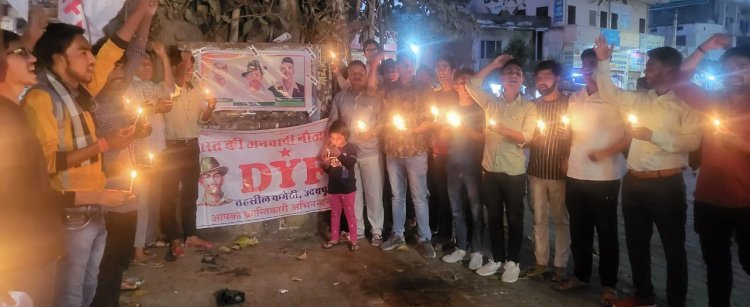 डीवाईएफआई व एसएफआई के सौजन्य से निकाला केंडल मार्च...