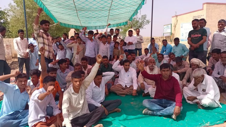 ग्रामीणों ने दूसरे दिन भी ताला लगाकर किया विरोध प्रदर्शन, मांगे नहीं मानने पर मेगा हाईवे जाम की दी चेतावनी