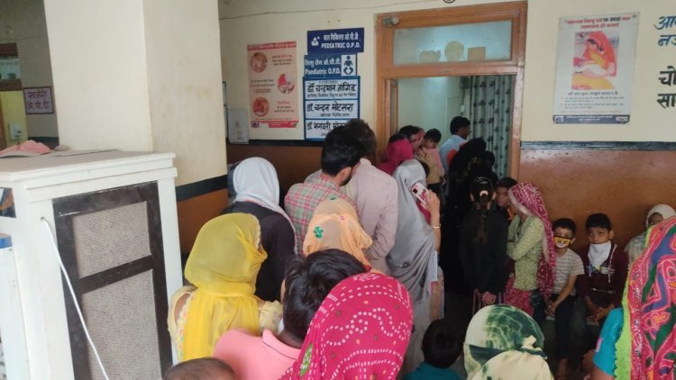 निजी अस्पतालों के समर्थन में आए राजकीय अस्पताल के डॉक्टर, 2 घंटे का कार्य बहिष्कार कर कर रहे हैं समर्थन, राजकीय अस्पताल में मरीज हो रहे हैं परेशान