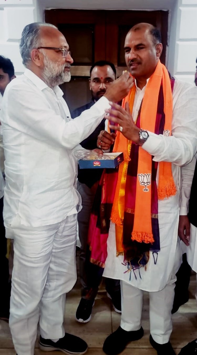 नवनियुक्त भाजपा प्रदेशाध्यक्ष को पुष्पगुच्छ भेंट कर और मिठाई खिला कर दी शुभकामनाएं