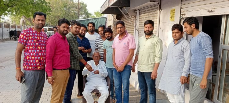 भगवा रैली को लेकर कस्बे में पीले चावल देकर दिया निमंत्रण