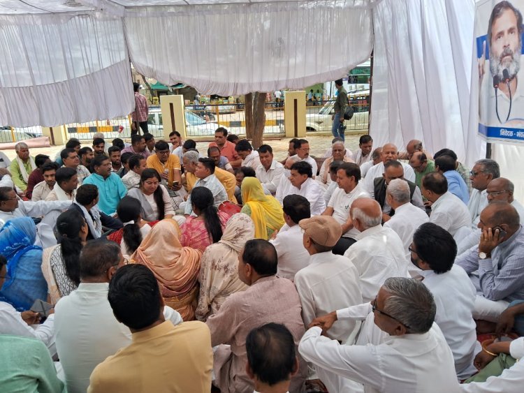 कांग्रेस कार्यकर्ताओं ने किया सत्याग्रह, जताया आक्रोश