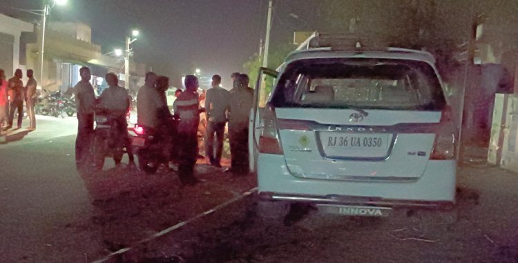 लहराती कार से पांच लोग हुए घायल