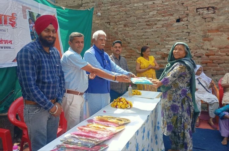चैत्र नवरात्र पर विधवा महिलाओं को सूट और उपहार किये वितरित