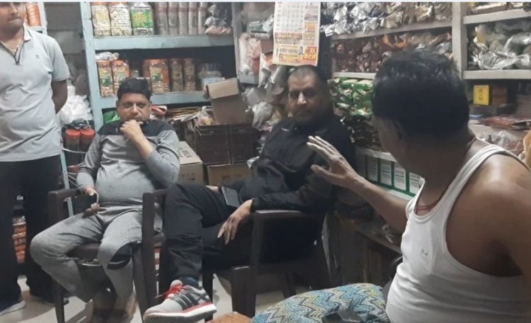 दो दुकानों के टूटे ताले