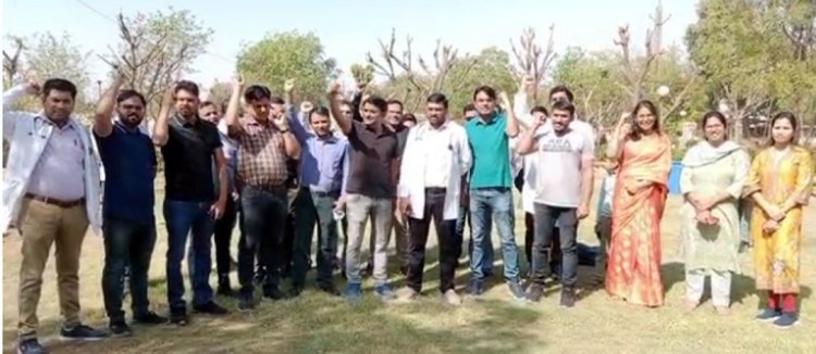 राजकीय भरतिया अस्पताल में राईट टू हैल्थ के विरोध में चिकित्सकों ने किया दो घण्टे का कार्य बहिष्कार किया विरोध प्रदर्षन