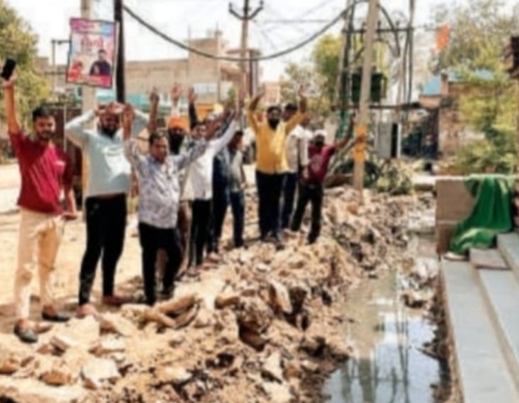 नाला निर्माण में घटिया सामग्री लगाने पर भड़का जनाक्रोश