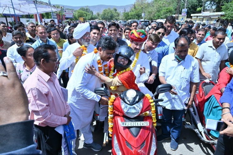 सीएम गहलोत ने प्रदेशवासिंयों के जनकल्याण के लिए जो योजनाएं संचालित की है वह पूरे देश में एक नजीर है- सिंह - दिव्यागंजनों को स्कूटी वितरण कार्यक्रम का हुआ आयोजन