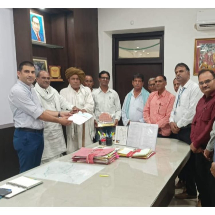 मुख्यमंत्री जन सहभागिता योजना के तहत  बनोटा के ग्रामीणों ने विद्यालय विकास हेतु  5 लाख 50 हजार का चैक कलेक्टर को दिया ।