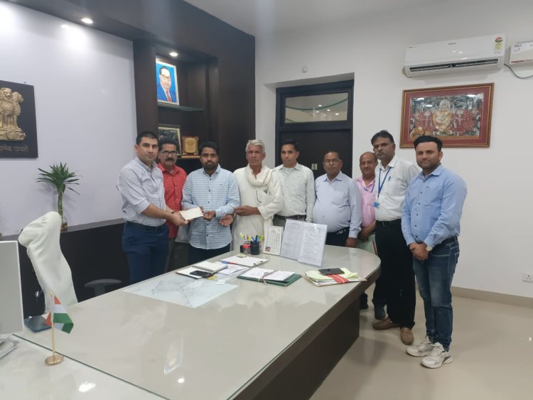 मुख्यमंत्री जन सहभागिता योजना के तहत जोलन्दा के ग्रामीणों ने विद्यालय विकास हेतु 2 लाख 111 रुपये का चैक कलेक्टर को दिया ।