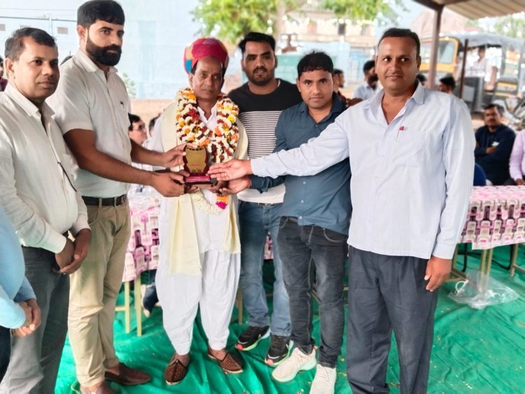 सेवानिवृत्त पर युवामण्डल द्वारा शोल व स्मृति चिन्ह भेंट
